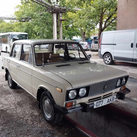 Обои Эротическая модель Lada D в прозрачном халатике сидит в кресле