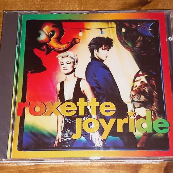 Зрелая домохозяйка Roxette раздевается перед тем, как принять игрушки в свою лысую пизду