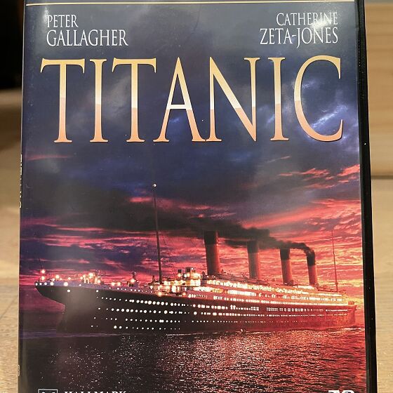DVD, Titanic, Catherine Zeta-Jones ja Peter Gallagher. (153345549) 