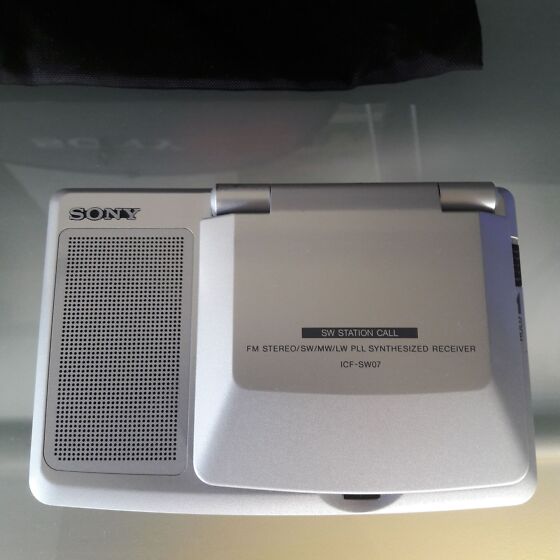 SONY 喰らう ワールドバンドレシーバー ICF-SW07