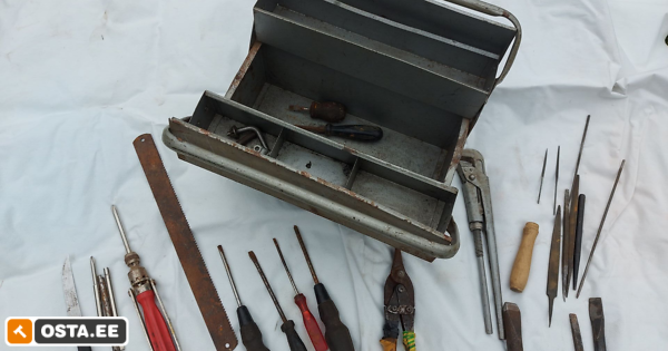 Vanaisa rauast tööriistakast koos võtmetega (239031966) - Osta.ee