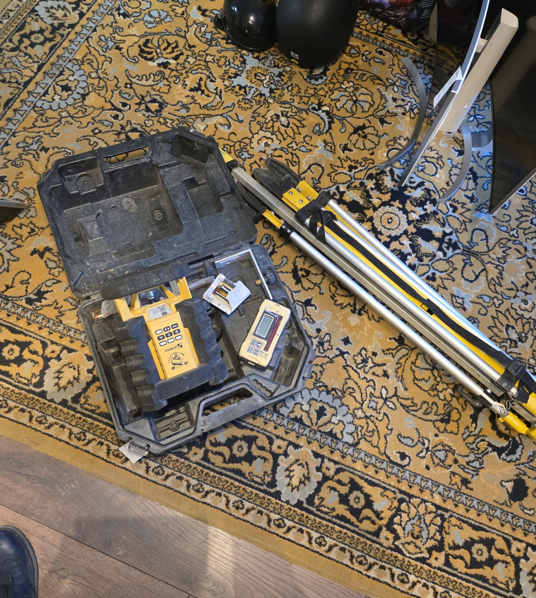 Pöördlaser LAR 350 komplekt statiivi ja nivelliirlatiga, Sta